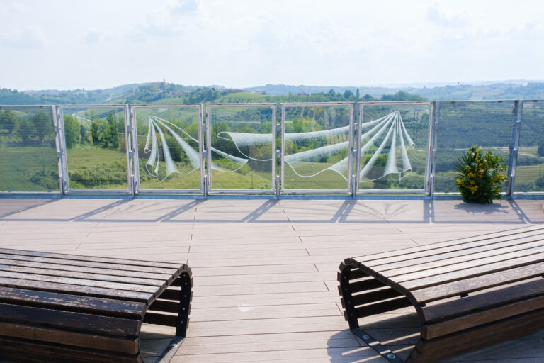 Monica Lugas, Pallium, installazione site specific, 2023. Belvedere, San Martino Alfieri. Photo Mattia Gaido