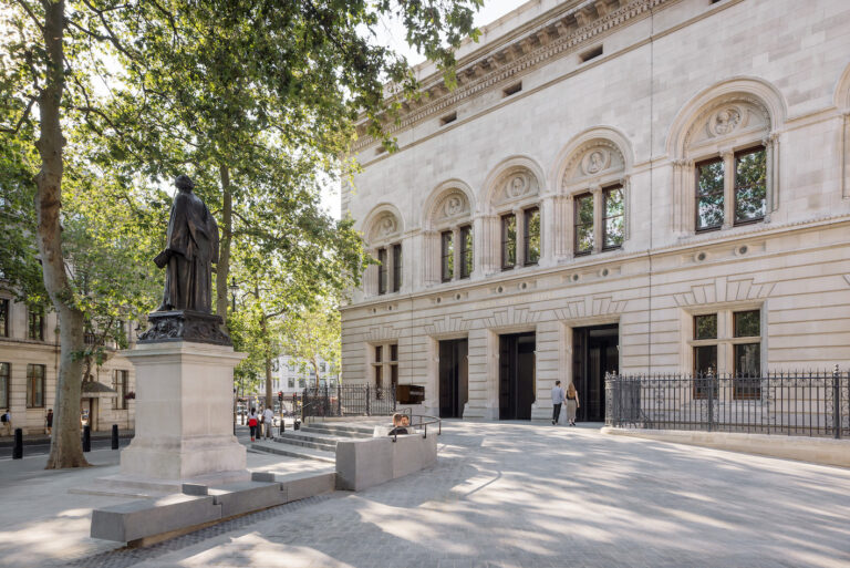 National Portrait Gallery Forecourt, ph. Olivier Hess