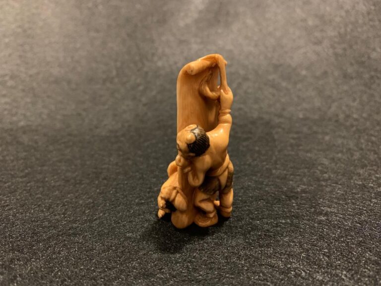 Netsuke con kakemono di Shoki che afferra un Oni, seconda metà XIX secolo