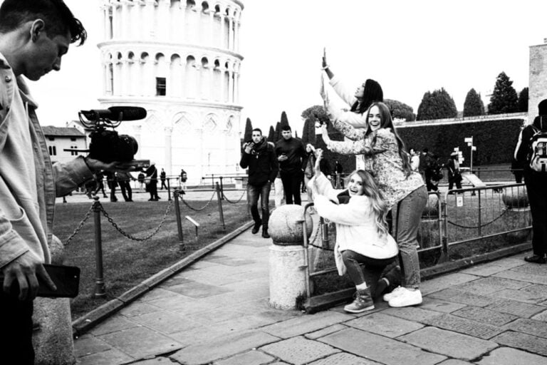 A Milano la mostra di Tanzini sui travel influencer Artribune