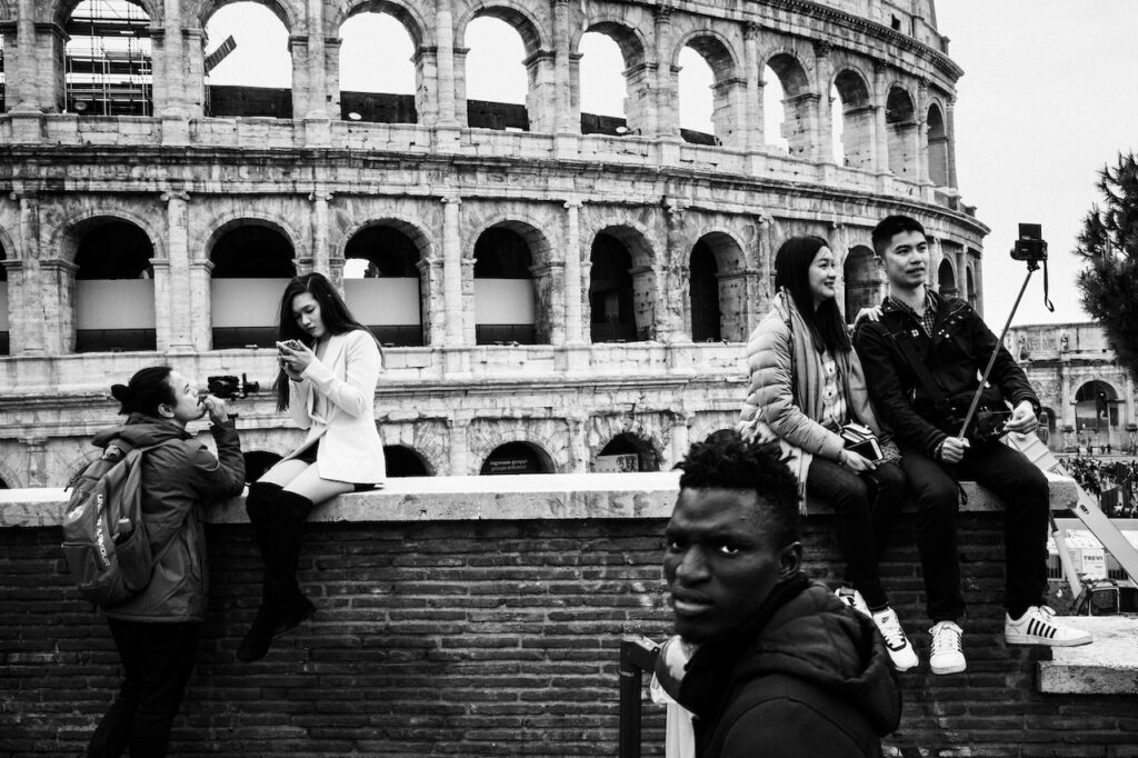 A Milano la mostra di Tanzini sui travel influencer Artribune