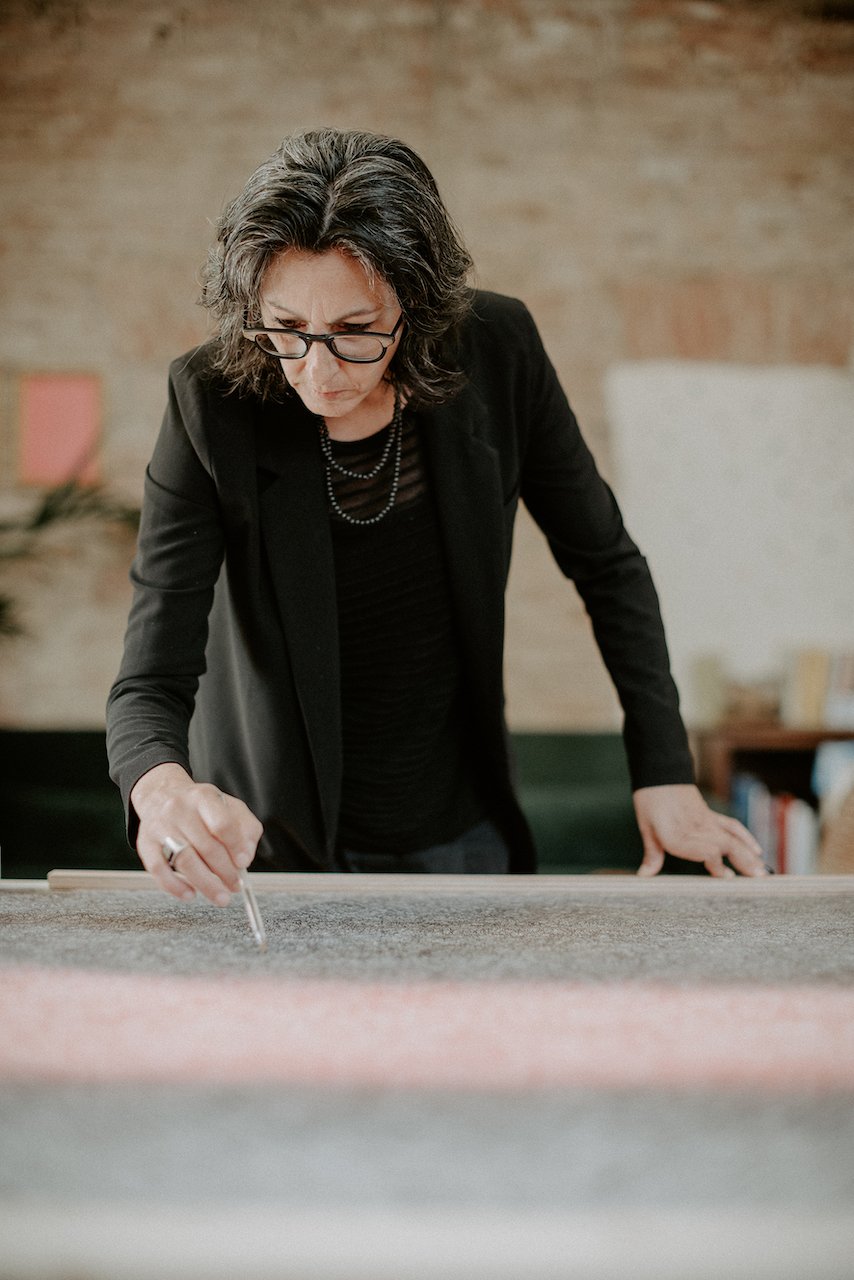 Serena Fineschi, artista, nel suo studio di Siena. Photo Elena Foresto