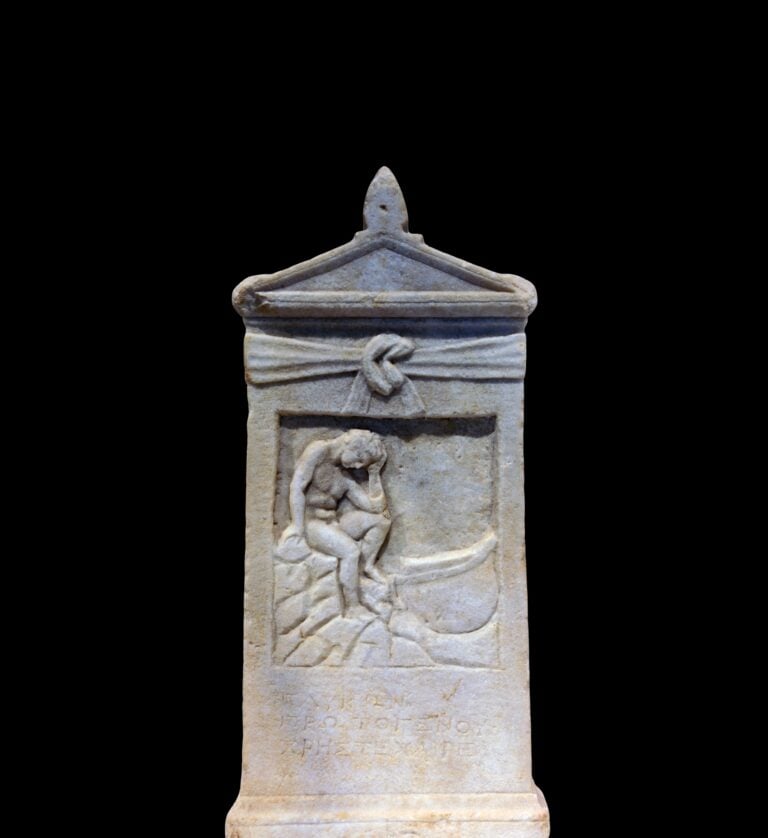 Stele funeraria di Glykon, deceduto durante un naufragio, da Rheneia (Cicladi) II I secolo a.C., Mykonos, Museo Archeologico, Eforia delle Antichità delle Cicladi