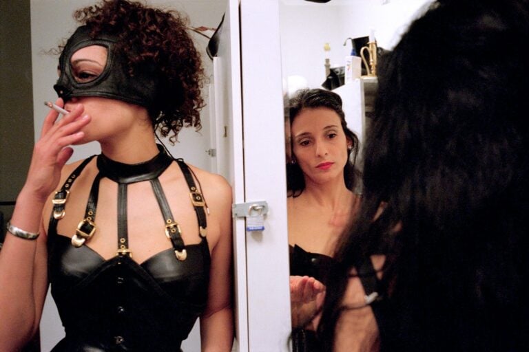 Susan Meiselas, Mistresses SOlitaire and Delilah II, The Dressing Room. Dalla serie Pandora's Box, New York, 1995. Courtesy Susan Meiselas, Magnum Photos, Parigi