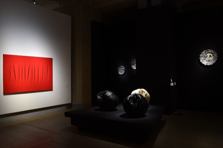 Una collezione inattesa. Viaggio nel contemporaneo tra pittura e scultura, installation view at Gallerie d'Italia, Milano, 2023. Photo Roberto Serra