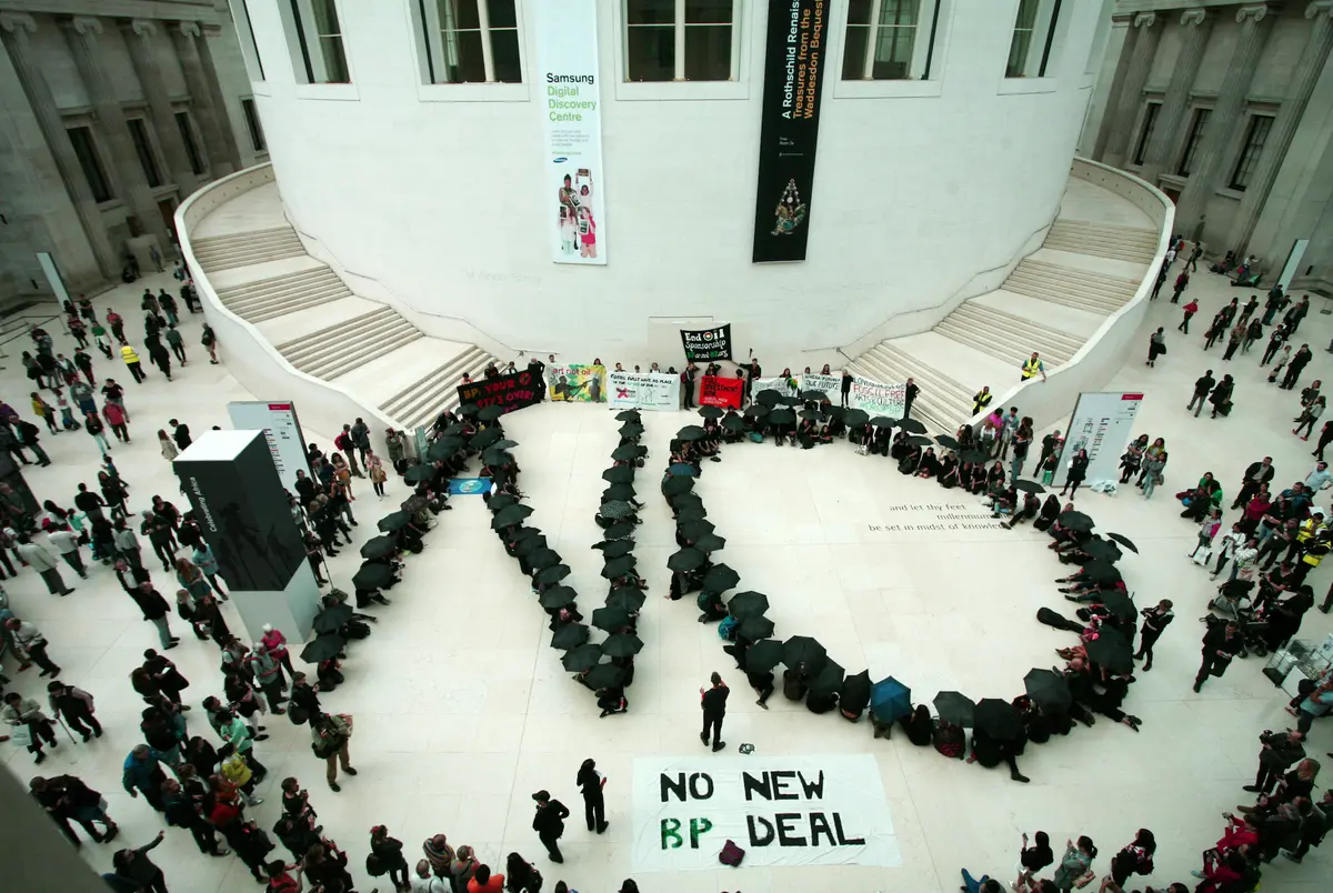 Una protesta del 2015 al British Museum per tagliare i legami con la BP. Photo Anna Branthwaite
