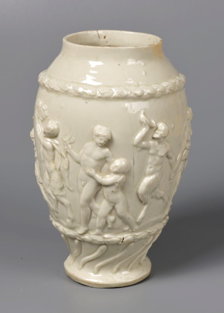 Vaso con ninfe e satiri, Manifattura Ginori di Doccia, 1755 circa. Napoli, Museo Nazionale della Ceramica “Duca di Martina”, collezione Placido de Sangro