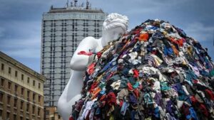 Una enorme Venere degli Stracci di Michelangelo Pistoletto allestita a Napoli