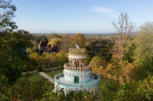 L’artista Joana Vasconcelos e la sua mega installazione nel giardino inglese dei Rothschild
