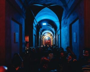 Cesare Cremonini dona le luci del suo palco a Bologna e illumina gli archi del portico di San Luca