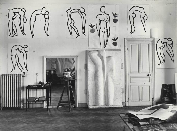 L'atelier au Régina, Nice, avec des dessins au pinceau des Acrobates et le Nu de dos IV en plâtre, 1953 Photo © Archives Henri Matisse © Succession H. Matisse, by SIAE 2023