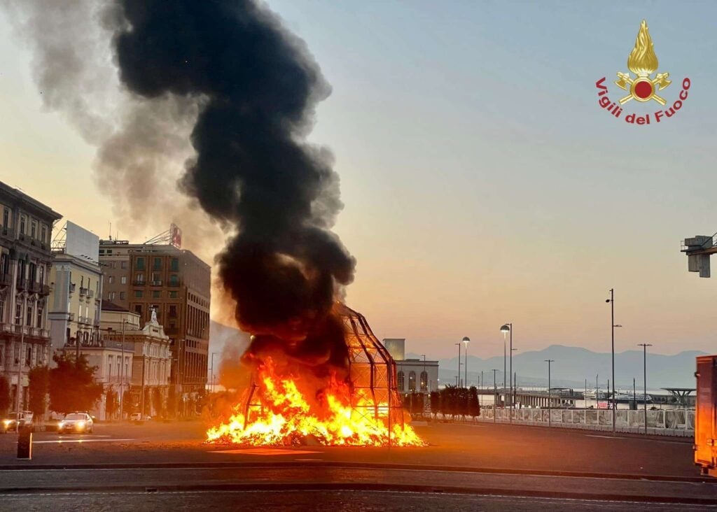 Incendio a Napoli per la Venere degli Stracci di Michelangelo Pistoletto. A fuoco la enorme scultura