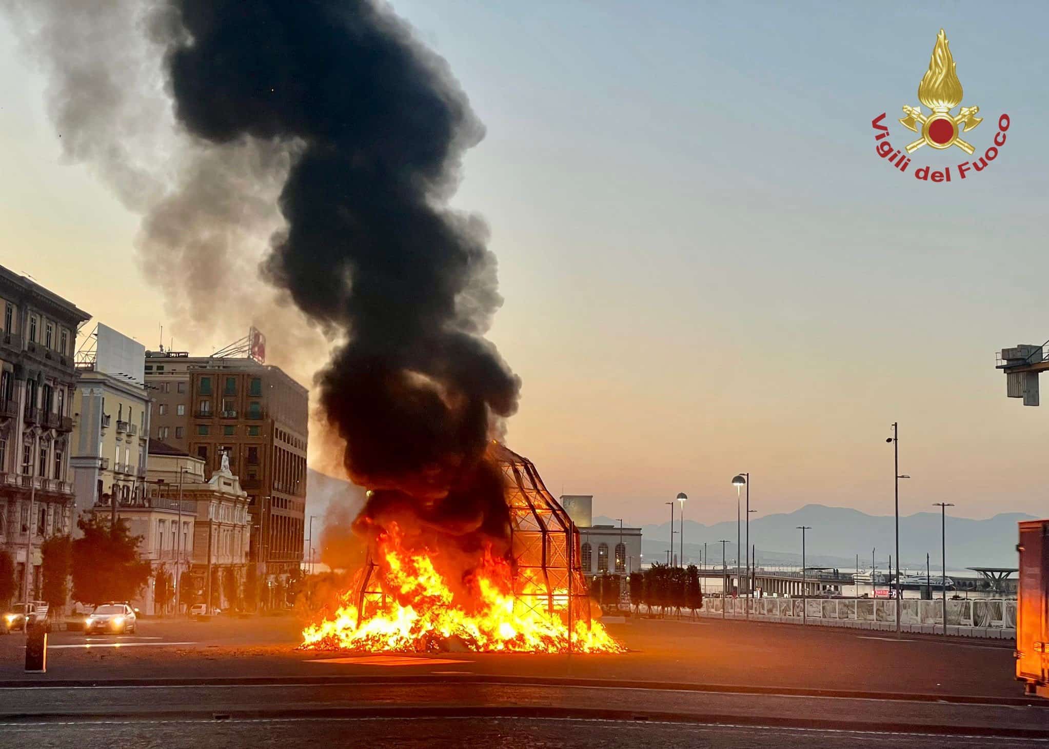 A fuoco Venere degli stracci Pistoletto Napoli. Foto via LaNotiziaGiornale.it