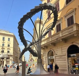 Perché Bulgari ha piazzato un’orribile scultura nel cuore di Roma?