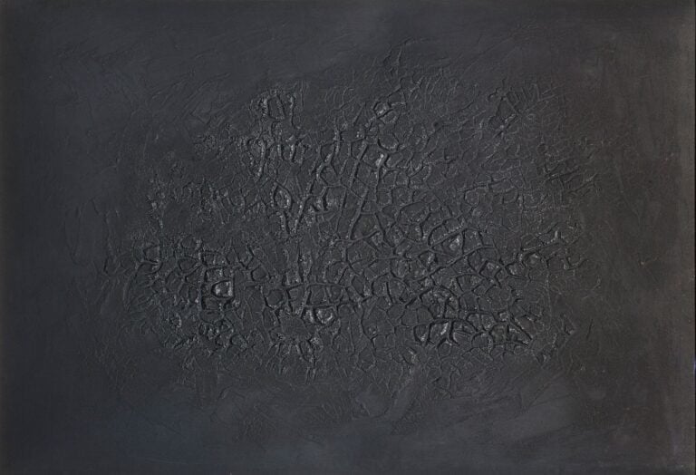 Alberto Burri, Cretto nero D, 1971. Acquaforte e acquatinta su carta, cm 65,1 x 95,5. Collezione Ronchini, © Fondazione Palazzo Albizzini – Collezione Burri, Città di Castello. Photo Antonio Idini