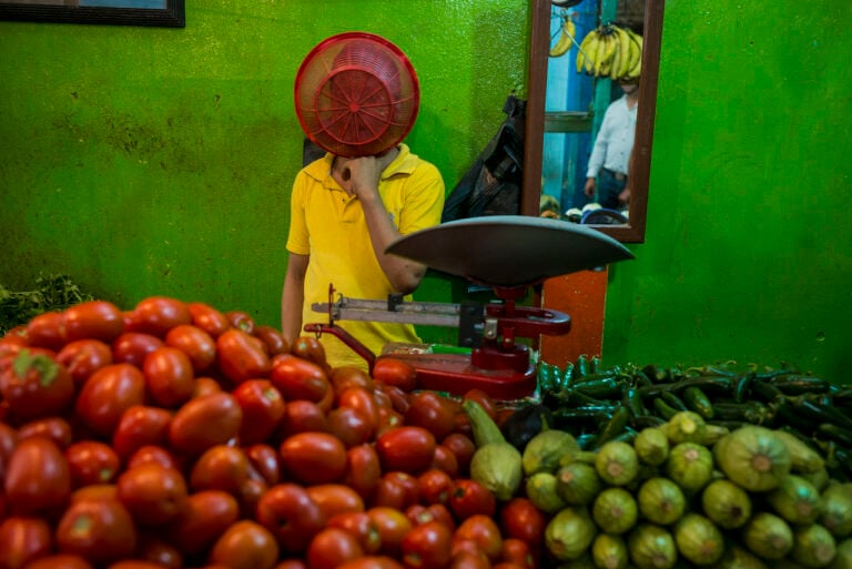 Alex Webb, Vegetable and fruit vendors, Tuxtla Gutiérrez, Mexico, 2017 © Alex Webb/Magnum Photos