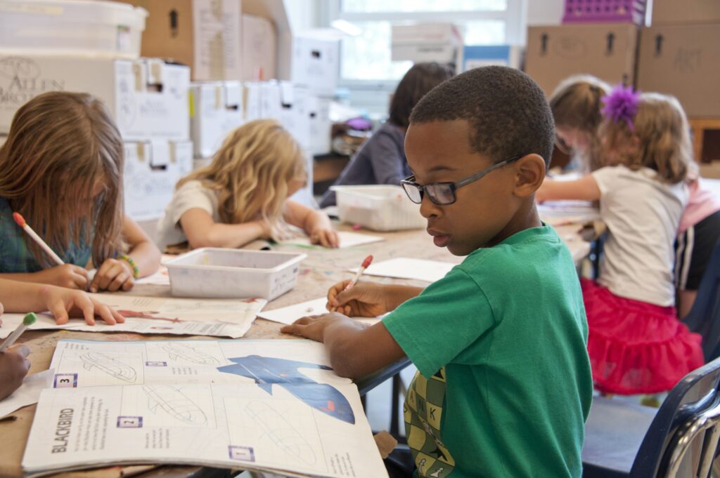  Bambini a scuola. Photo CDC via Unsplash