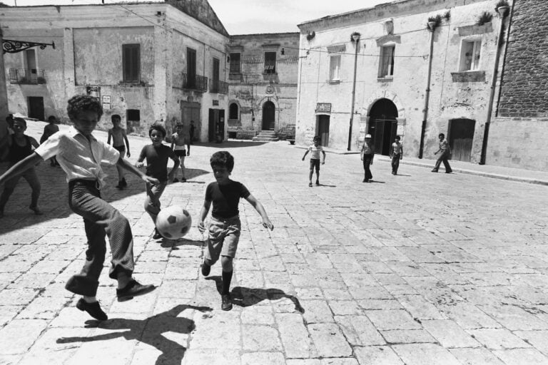 Domenico Notarangelo, Ragazzi giocano in piazza a Irsina, 1974. Selezione MAXXI