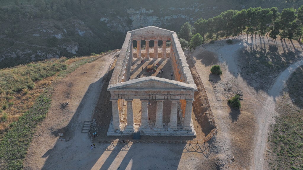 Riapre dopo 20 anni il tempio dorico di Segesta. Anche con l’arte contemporanea