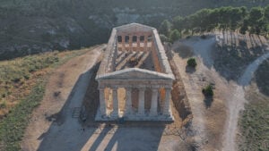 Riapre dopo 20 anni il tempio dorico di Segesta. Anche con l’arte contemporanea