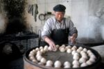 Eve Arnold, Making steamed bread, China, 1979 © Eve Arnold/Magnum Photos