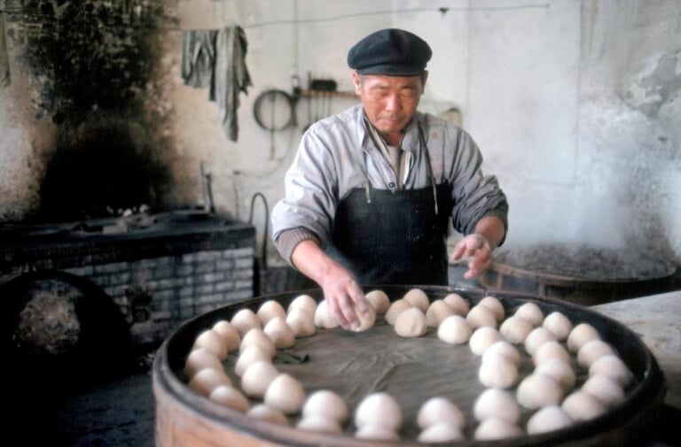 Eve Arnold, Making steamed bread, China, 1979 © Eve Arnold/Magnum Photos