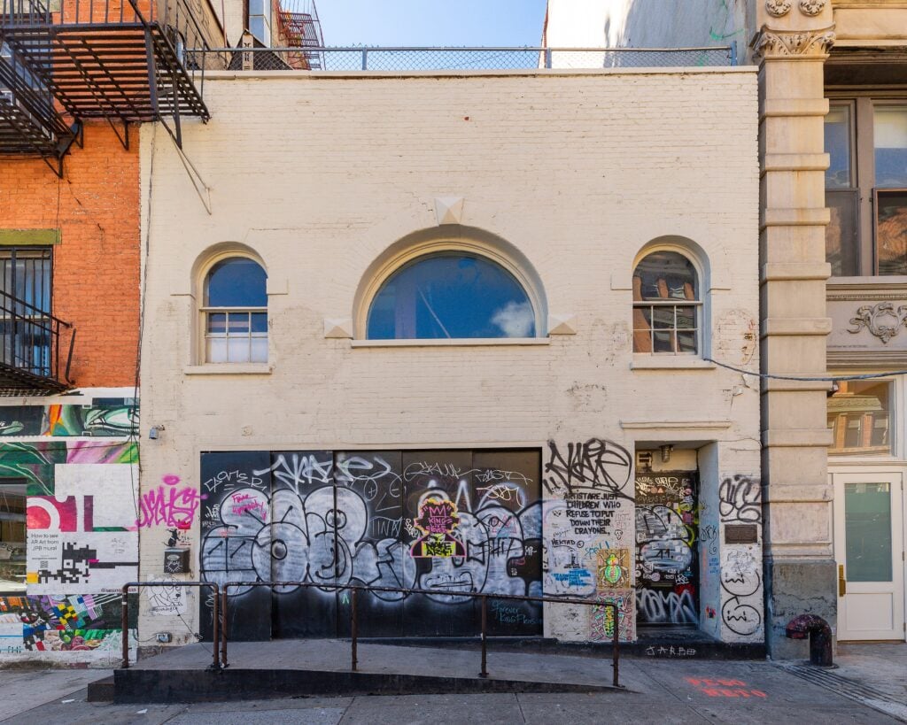 Vista esterna dello studio apartment al 57 Great Jones Street in New York, 2022. Photo Sylvester Zawedki © Meridian Capitol Group