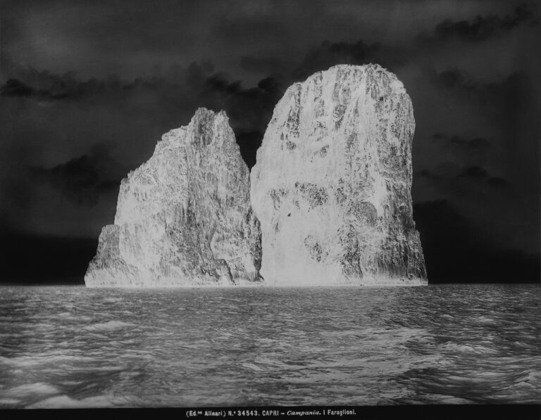 Fratelli Alinari, I faraglioni (The Faraglioni), Capri ante 1915, negativo alla gelatina sali d’argento su vetro. Archivi Alinari, Firenze