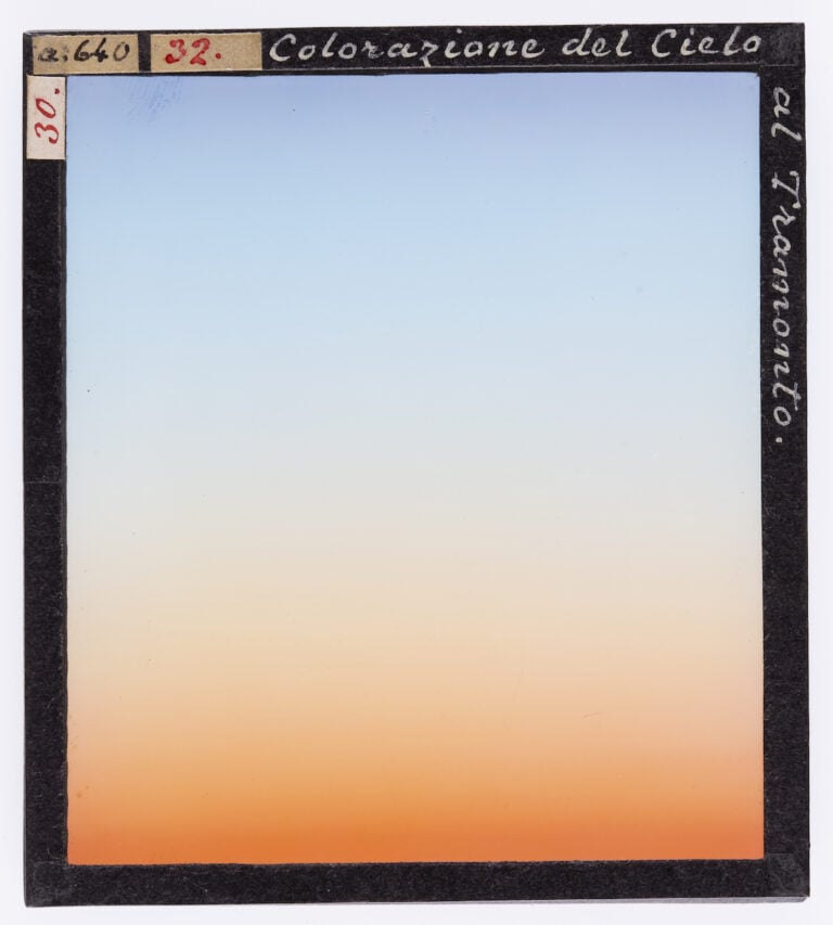 Giorgio Roster, “Colorazione del cielo al tramonto”, 1872-1921 ca., diapositiva su lastra di vetro colorata a mano. Archivi Alinari-archivio Roster, Firenze