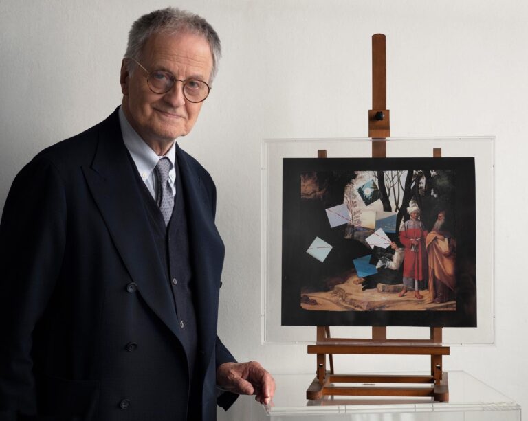 Giulio Paolini nel suo studio a Torino nel 2022, con il suo collage Senza titolo (2015). © The Japan Art Association archivio Paola Ghirotti