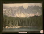 Henrie Chouanard, Lago di Carezza con le montagne del Latemar Alto Adige 1930-1935, autocromia su pellicola. Archivi Alinari- archivio Chouanard, Firenze