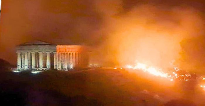 Il Parco Archeologico di Segesta avvolto dalle fiamme