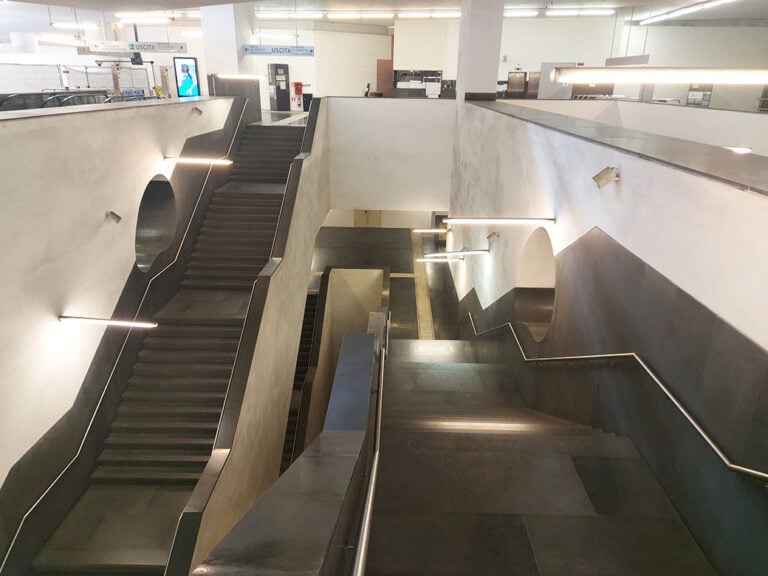 Interno della stazione Municipio, scale di accesso, Napoli, 2023. Photo Carlo De Cristofaro