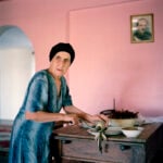 Ivor Prickett. La madre di Tengo Inalishvili prepara una pasta piccante di peperoncini secchi nella casa della famiglia Inlaishvili nel villaggio di Rechxi. 2010, Rechxi, Abkhazia. Fotografia dalla serie "Returning Home - Abkhazia". Courtesy and © Ivor Prickett