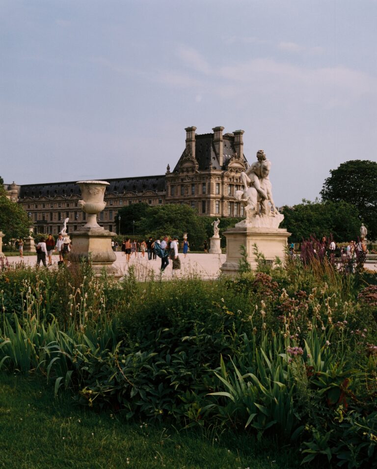 Jardin des Tuileries e Musée du Louvre, Parigi. Photo: Marion Berrin for Paris+ par Art Basel. Courtesy: Paris+ par Art Basel