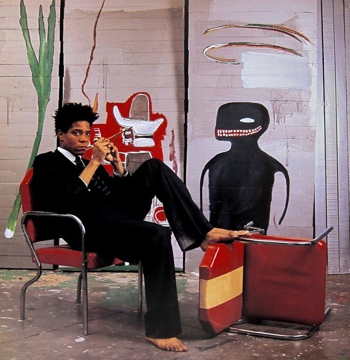Jean-Michel Basquiat nel suo studio, 1985. Photo Lizzie Himmel