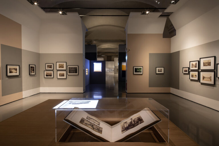 L’Italia è un desiderio. Fotografie, Paesaggi e Visioni (1842-2022). Le Collezioni Alinari e Mufoco, installation view at Scuderie del Quirinale, Roma, 2023