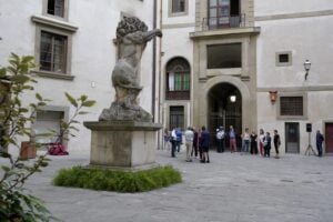 La “Pietà” di Francesco Vezzoli sarà per sempre nel cortile di Palazzo Vecchio a Firenze
