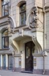 L’elaborato ingresso Art Nouveau di un palazzo in Antonijas Iela, progettato da Konstantins Peksens. Photo Margarita Fedina