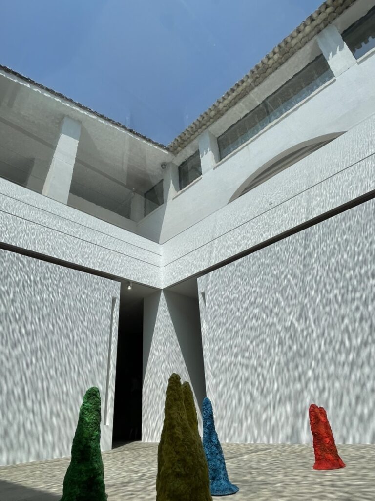 Agniezka Kurant. L’île intérieure, exhibition view at Villa Carmignac, île de Porquerolles, Francia, 2023
