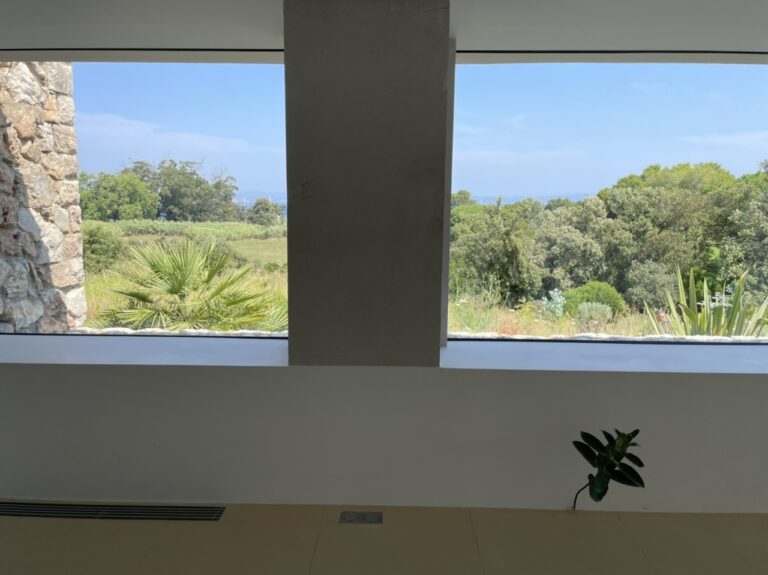 L’île intérieure, exhibition view at Villa Carmignac, île de Porquerolles, Francia, 2023