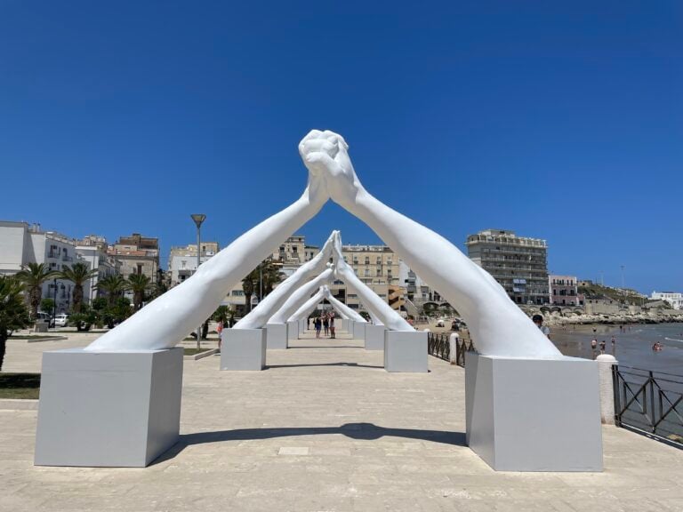 L'installazione Building Bridges di Lorenzo Quinn a Vieste. Photo Alberto Villa