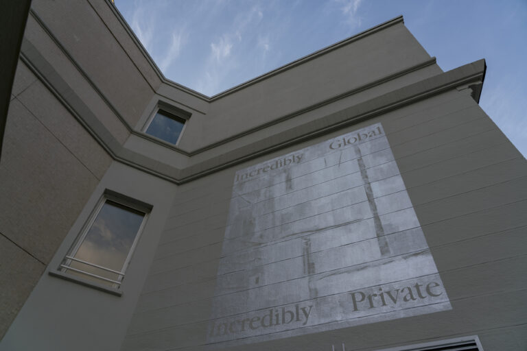 Lorenza Longhi, Days, 2023, wall painting. Courtesy l'artista e Fanta-MLN per Covivio. Ph. Ambra Parola