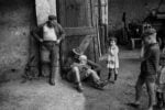 Mario Dondero, Alfabetizzazione in una cascina della pianura emiliana, Reggio Emilia, 1964