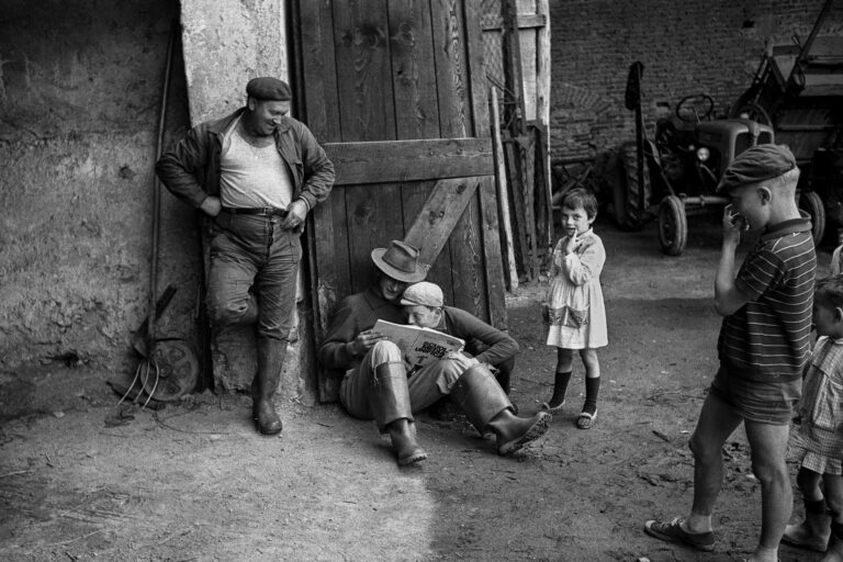 Mario Dondero, Alfabetizzazione in una cascina della pianura emiliana, Reggio Emilia, 1964