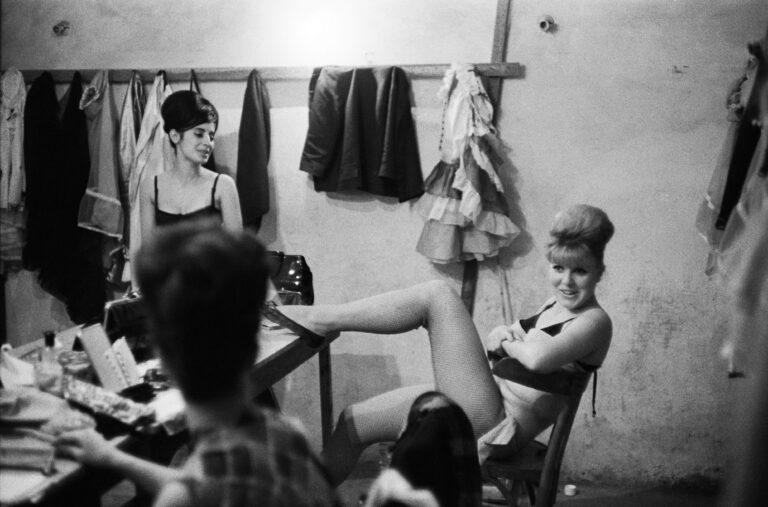 Mario Dondero, Ballerine di avanspettacolo, Milano, 1953