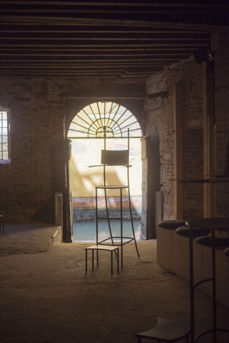 Mario Zorio, Senza Titolo (Coppia di Aste) (2023), exhibition view at Beatrice Burati Anderson Art Space & Gallery, Venezia, 2023. Photo Emma De Felice