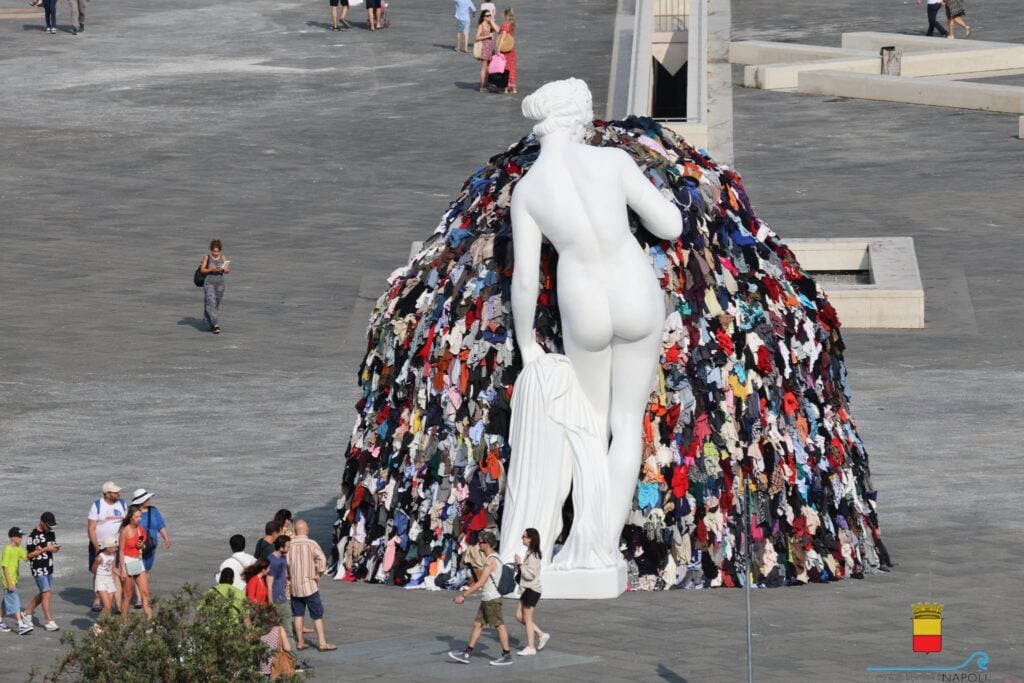 Michelangelo Pistoletto, Venus of Rags, Piazza Municipio, Naples, 2023. Photo from the Naples Municipality website