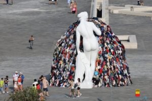 Pistoletto ricostruisce la Venere degli stracci di Napoli dopo l’incendio e la dona alla città