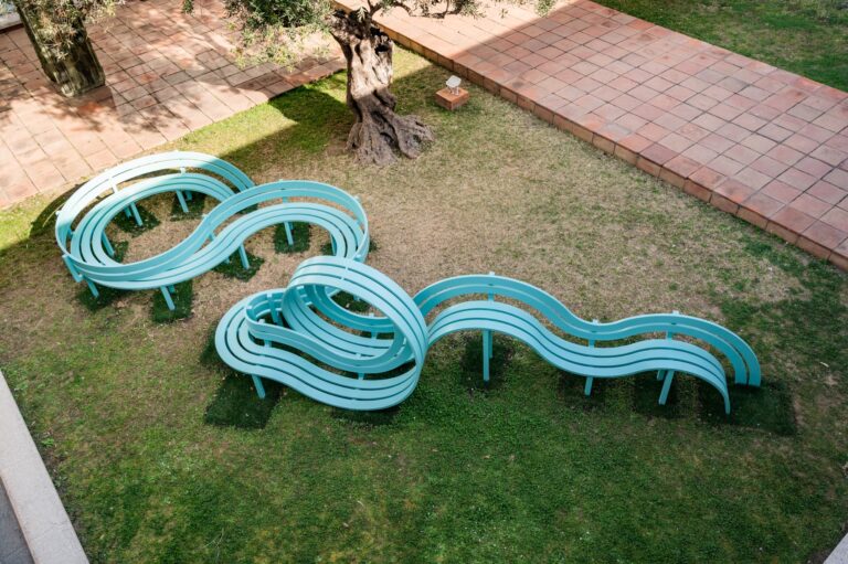 Modified Social Bench for Venice #04. Jeppe Hein. Photo Pep Herrero. Courtesy Fundació Joan Miró, 2023